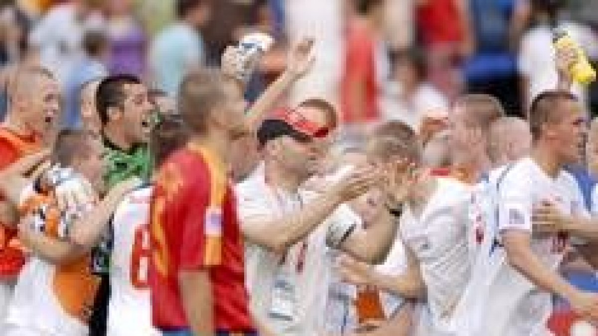 Los checos festejan la victoria ante una selección española desolada