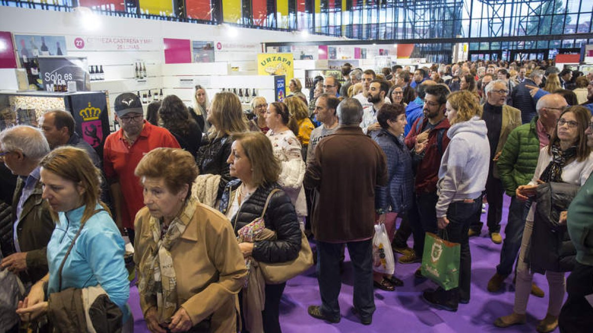 La feria recibió ayer cientos de visitas coincidiendo con la jornada festiva. F. OTERO PERANDONES