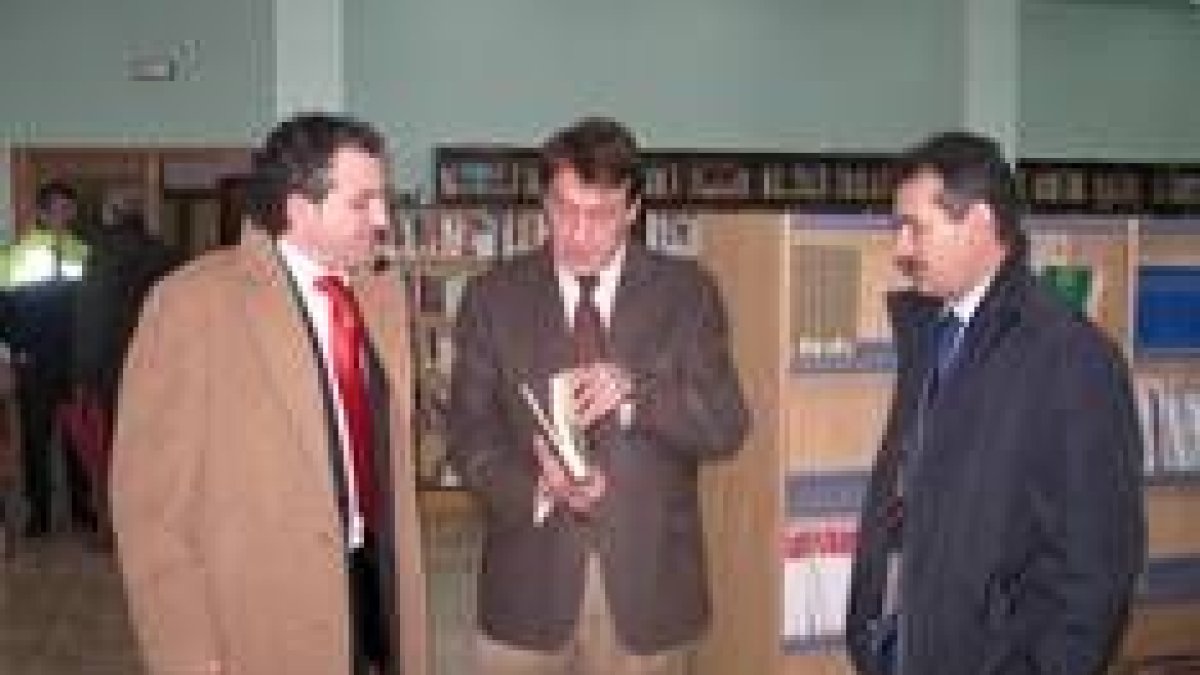 Sen entregó al presidente de la Diputación de León un ejemplar de la obra del Padre Isla