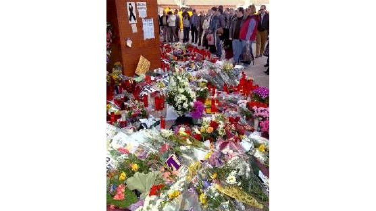 Flores y velas en Atocha en recuerdo de los fallecidos