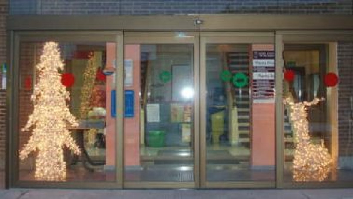 La entrada del Ayuntamiento de Villaquilambre se ha adornado con un árbol y un reno luminosos.