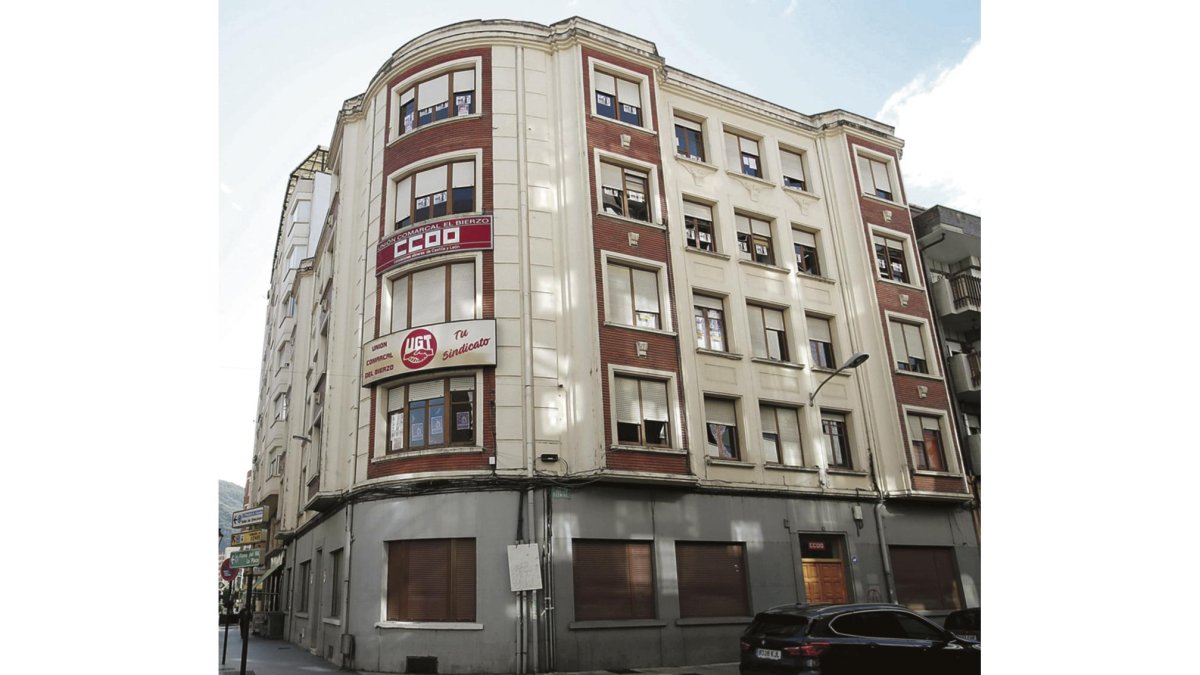 Sede actual de CCOO en Ponferrada. El sindicato ha ofrecido sus edificios como refugios climáticos. L. DE LA MATA