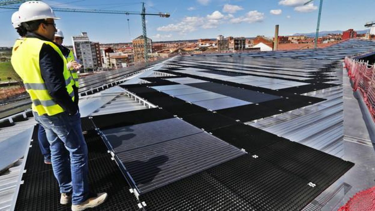 La cubierta solar del Palacio de Congresos de León, una obra que tiene un desfase de 7 millones de euros
