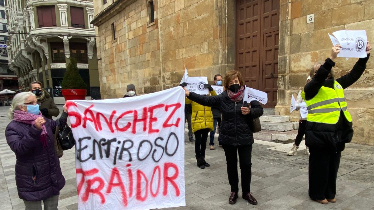 Protesta de los autónomos de Aupa, hoy, en el centro de León. RAMIRO