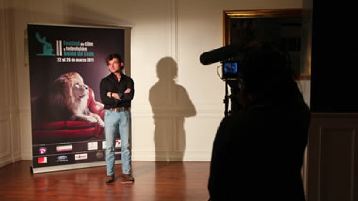 Uno de los aspirantes a presentar un premio del certamen, durante la prueba.