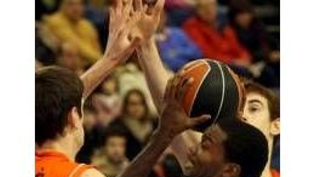 McDonald, a la izquierda, ante Marconato del Barça