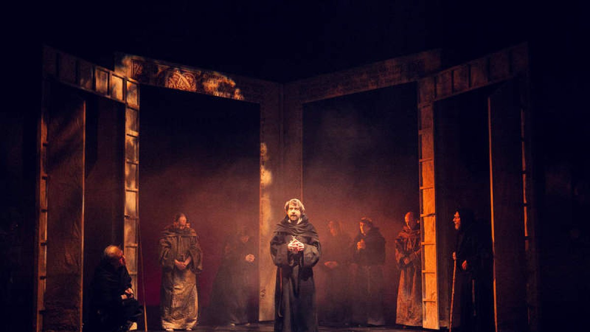 Imagen de uno de los momentos de la representación teatral de ‘El nombre de la Rosa’.