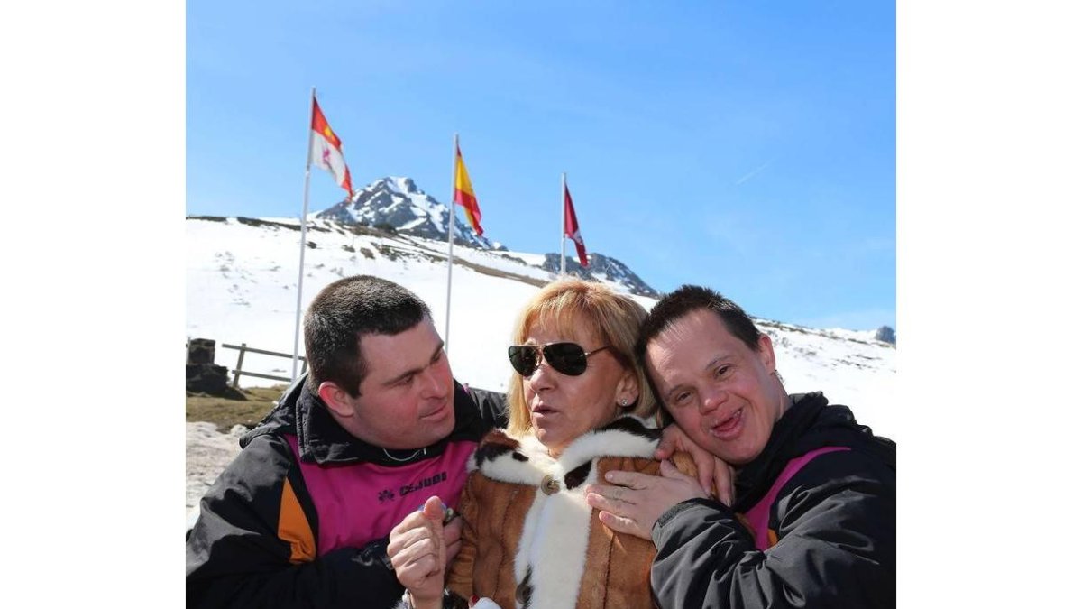 Isabel Carrasco con dos afectados por el síndrome de Down en San Isidro.