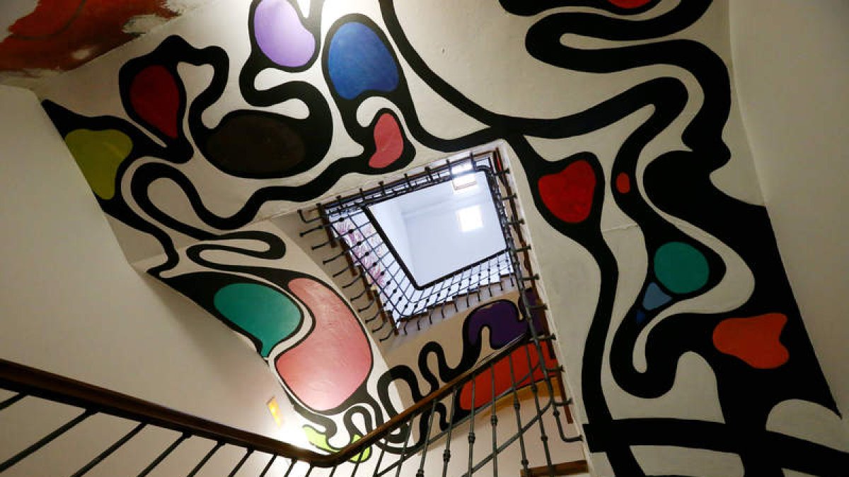 Escalera del antiguo CCAN, con la obra recuperada de Caetano. DL