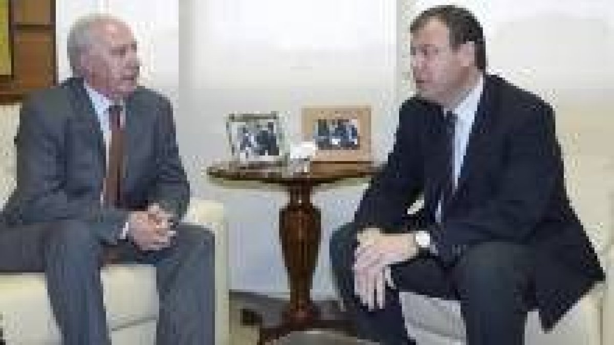 El alcalde de Riaño y Silván, durante el encuentro