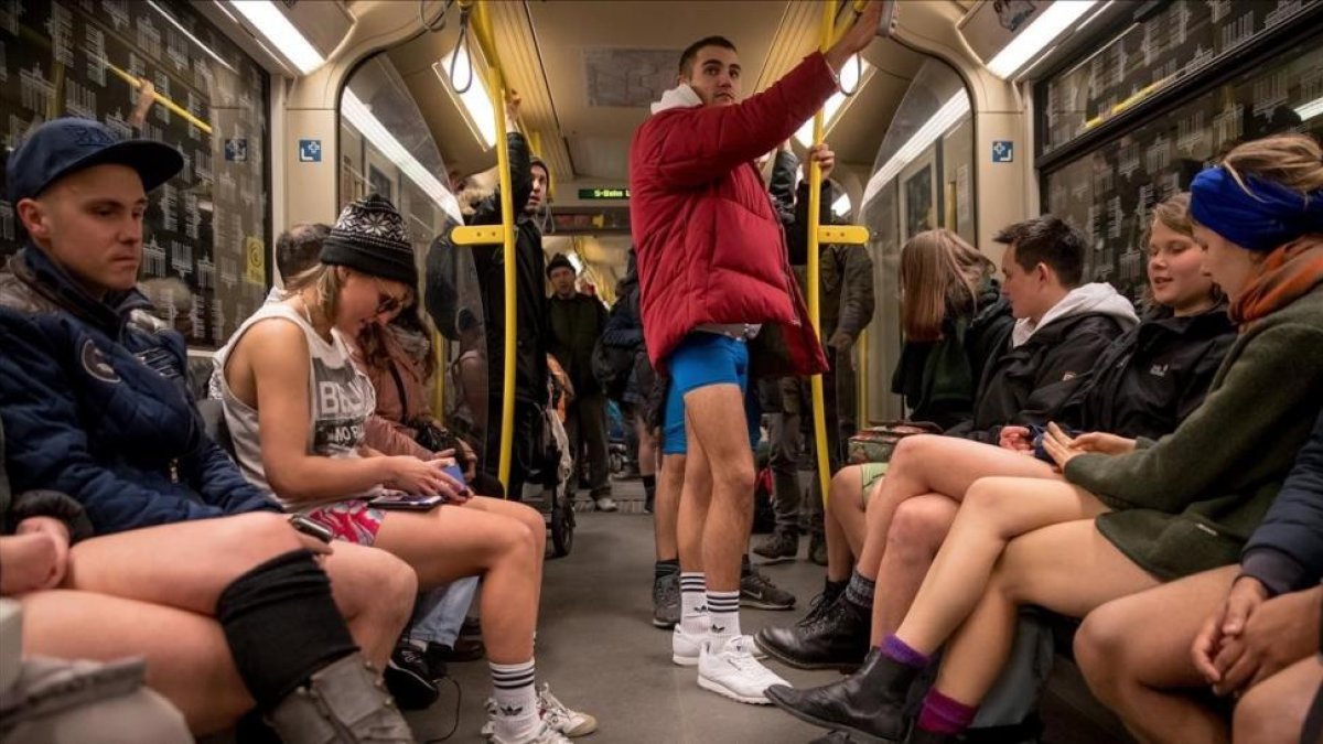Unas personas sin pantalones en la estación londinense de Liverpool Street.