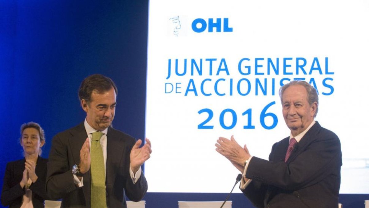 Los propietarios de OHL, Juan Villar, padre e hijo, en el 2016.