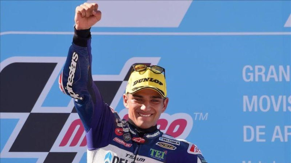 El madrileño Jorge Martin (Honda) celebra su victoria, en Motorland, que lo coloca, destacado, al frente del Mundial de Moto3.