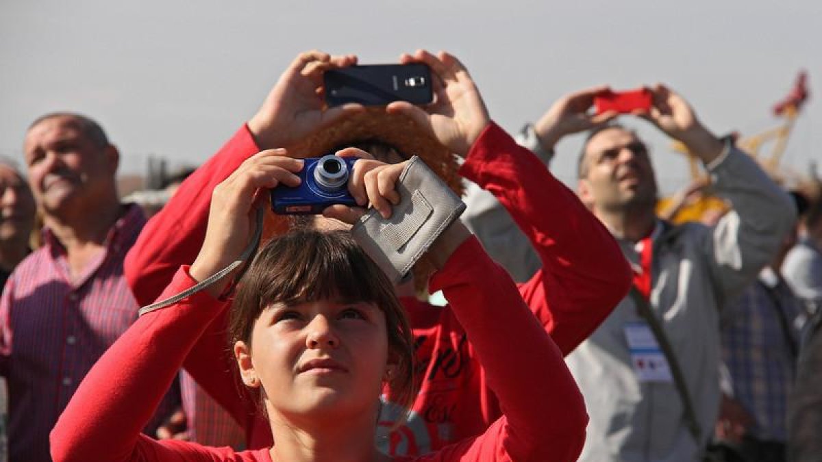 Espectadores durante la inauguración del aeródromo de Pajares de Los Oteros