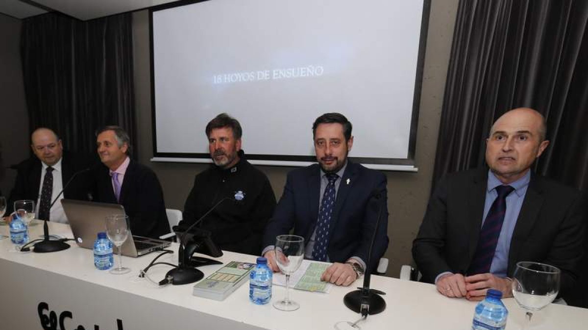 El León Club de Golf presentó ayer en El Corte Inglés su calendario de torneos para este año. RAMIRO