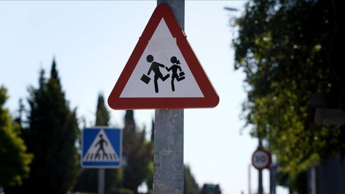 Señal de tráfico en una zona escolar. DL