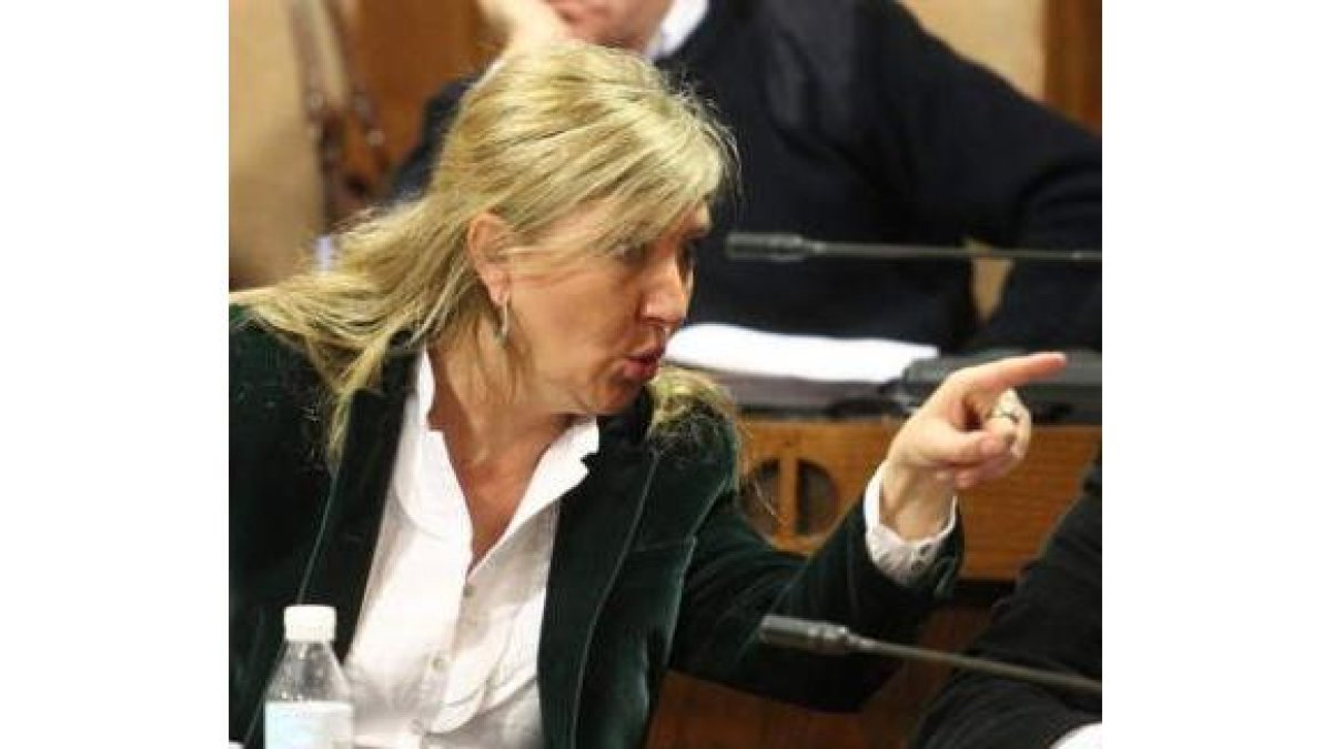 La edil del PP señala al presidente del PSOE.