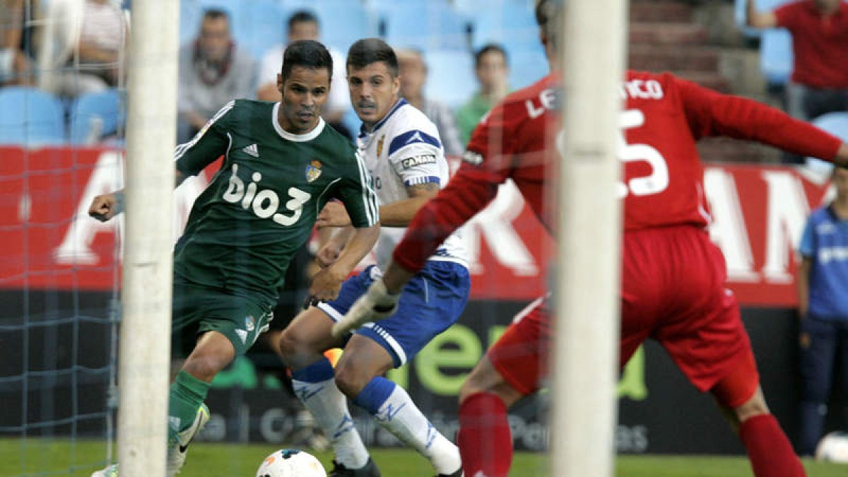 Acorán volvió a ser el mejor de la Deportiva y dispuso de un par de buenas ocasiones, como la que se ve en la imagen, para que los bercianos lograran algo positivo ayer en La Romareda.