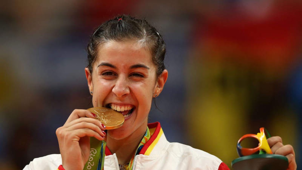 La española Carolina Marín celebra el oro tras vencer a la india Sindhu Pusarla. MARCELO SAYAO