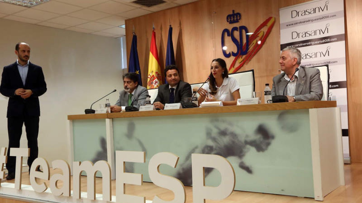 Óscar López, Óscar Graefenhain, Carolina Rodríguez y Fernando Nieto en el acto de homenaje a la gimnasta leonesa. RAQUEL P. VIECO