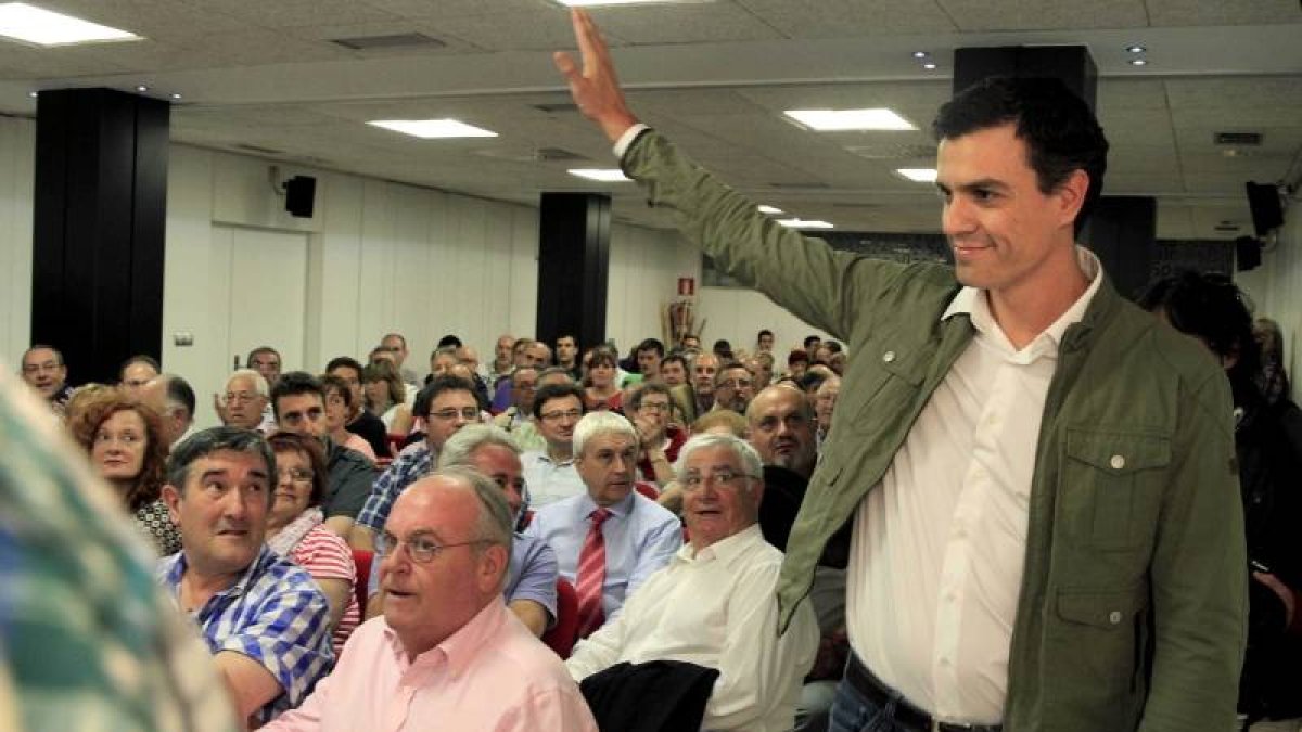 El aspirante a secretario general del PSOE Pedro Sánchez (d) saluda a su llegada al encuentro con militantes, que ha mantenido esta tarde en Bilbao.