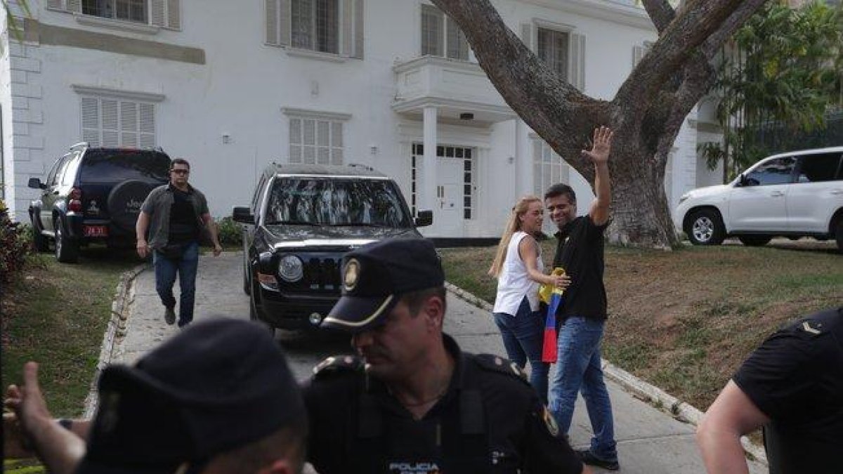 El lider opositor Leopoldo Lopez y su esposa Lilian Tintori en la residencia del embajador español en Venezuela.