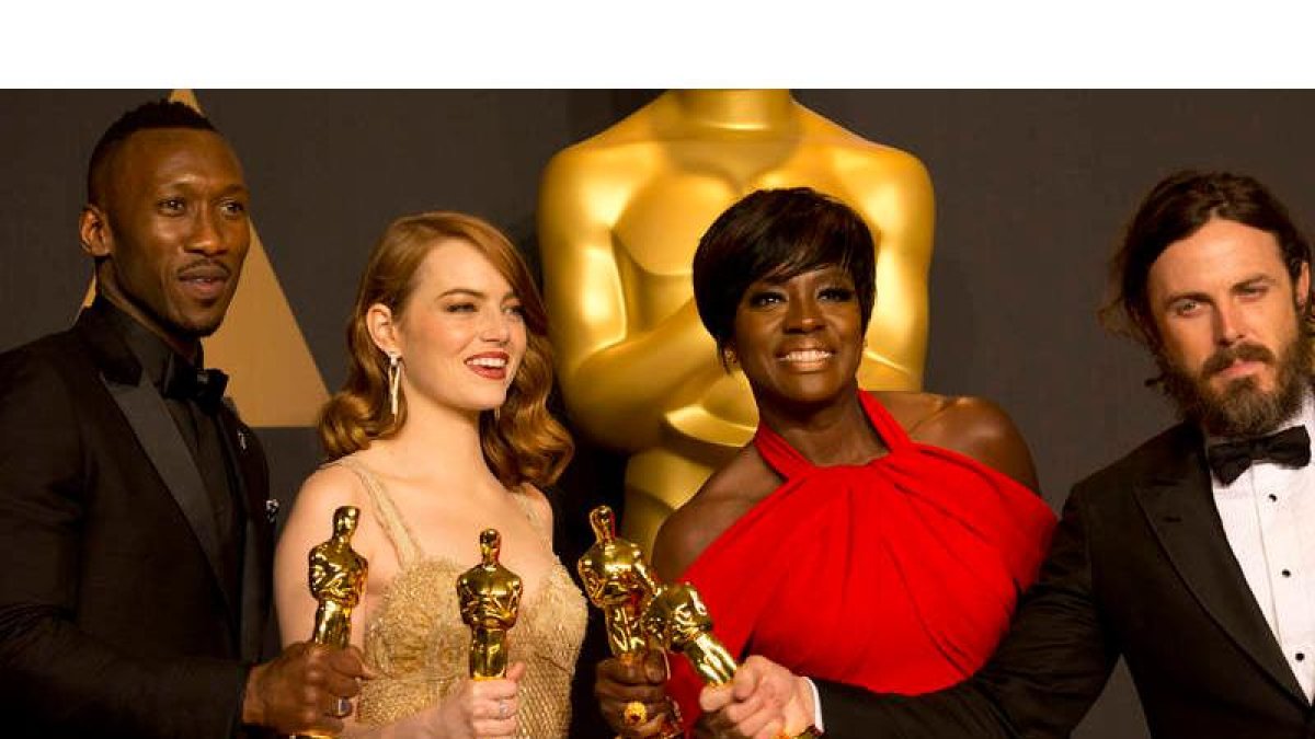 Arriba, Mahershala Ali, mejor actor de reparto, Emma Stone, mejor actriz, Viola Davis, mejor actriz de reparto, y Casey Affleck, mejor actor. Debajo, Warren Beatty al rectificar el nombre de la mejor película. SAALIK KHAN / AARON POOLE