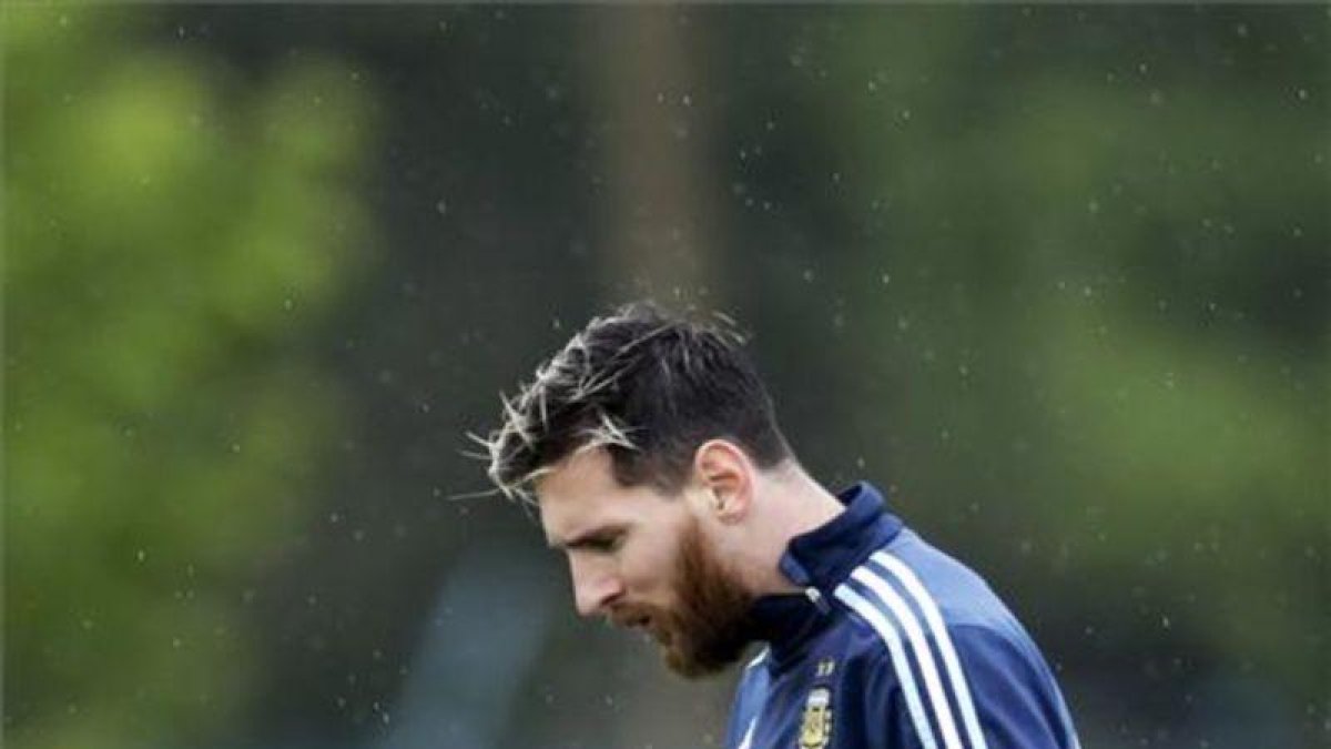 Leo Messi no tendría claro si renovar por el Barça, club con el que tiene contrato hasta 2018.
