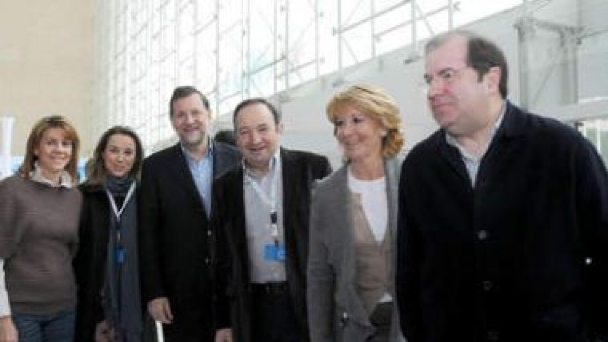 Rajoy, acompañado entre otros por Dolores de Cospedal, Esperanza Aguirre y Juan Vicente Herrera