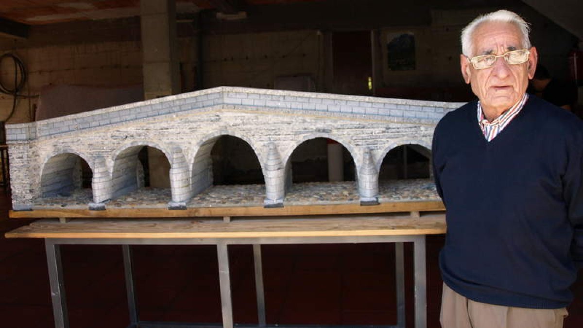 El último trabajo de José Luis Sierra es el del puente viejo de Boca de Huérgano.