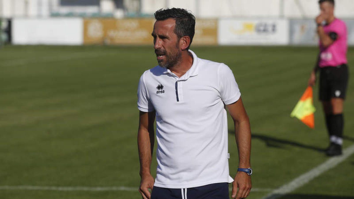 Chuchi Jorqués dirigiendo al equipo maragato en un partido de pretemporada. FERNANDO OTERO