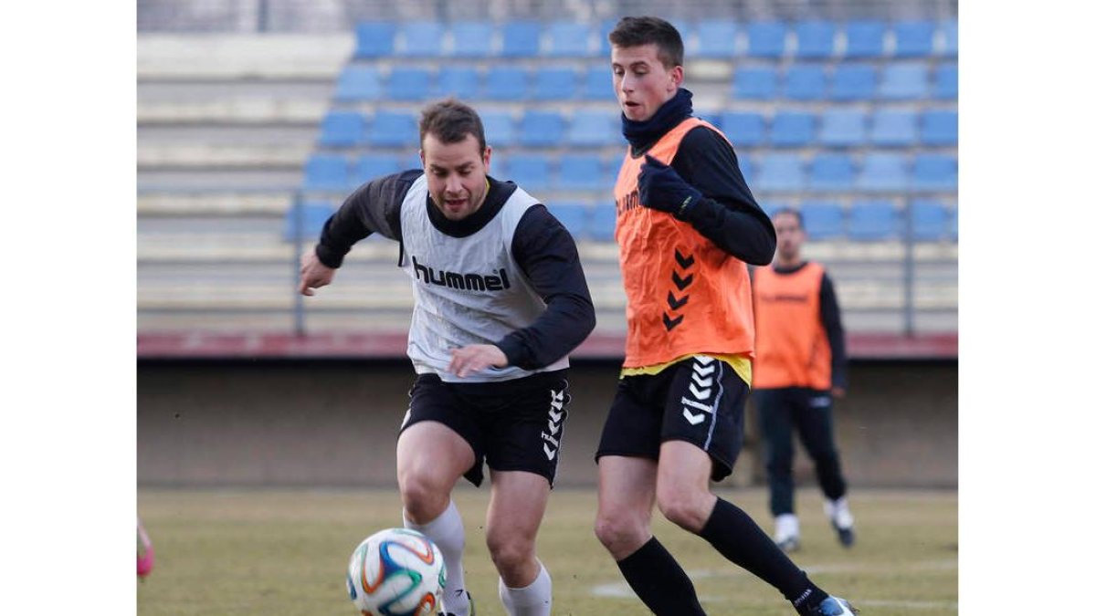 Turzo conduce el balón durante un entrenamiento.