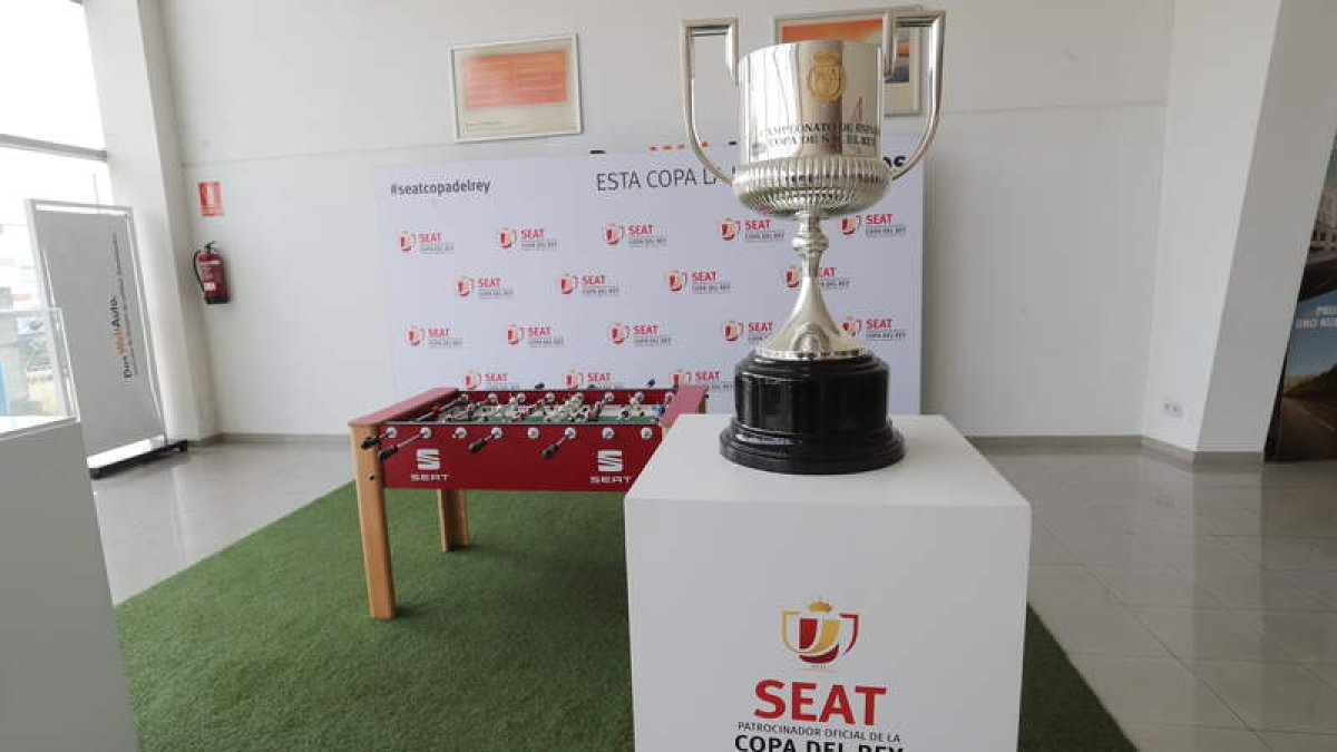 La Copa del Rey se expuso en las instalaciones de Seat Astorauto en Camponaraya. L. DE LA MATA