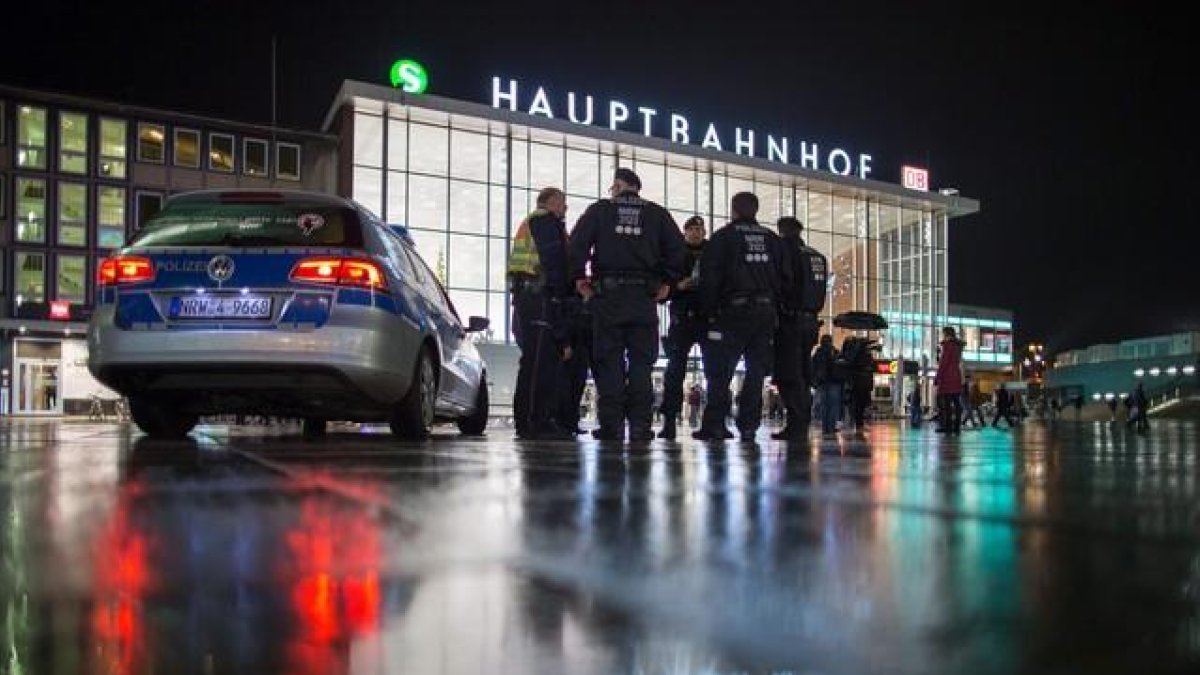 Oficiales de la policía patrullan en la estación principal de Colonia, en Alemania, la noche del 6 de enero.