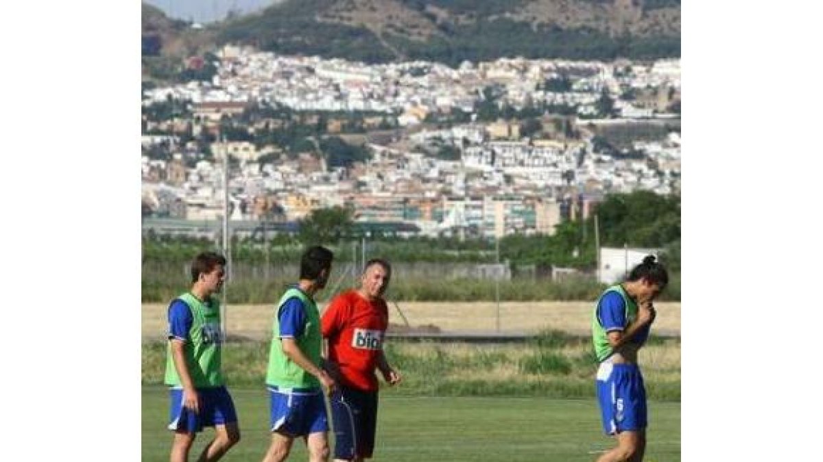 Los jugadores, entrenando en la tarde de ayer en Granada con Sierra Nevada al fondo.