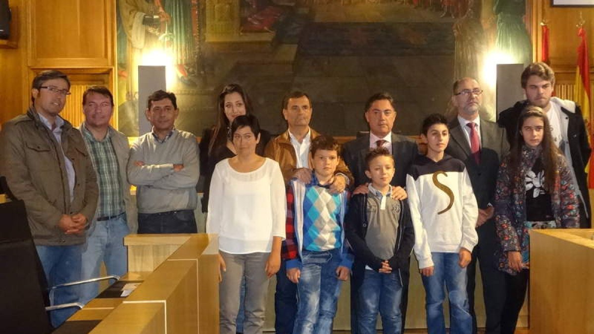 Los ganadores del concurso posan con el presidente de la Diputación y varios diputados.