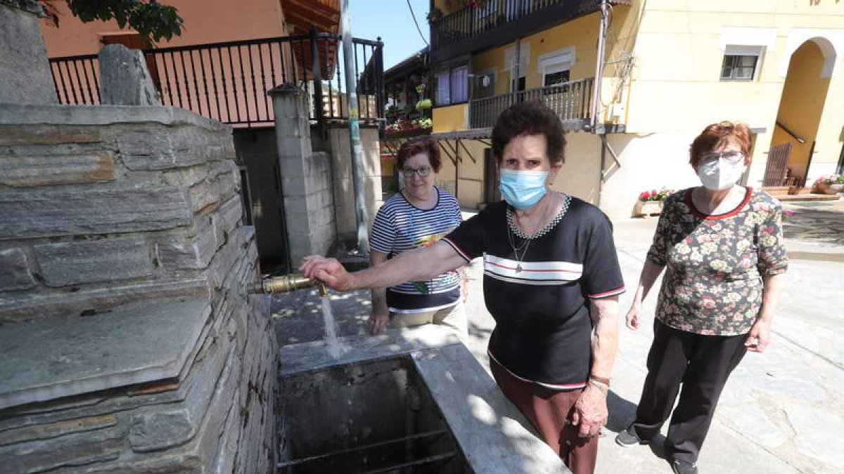 Lucita, Maruja y Aurora, tres vecinas de Valdecañada, en una de las fuentes públicas, ayer. L. DE LA MATA