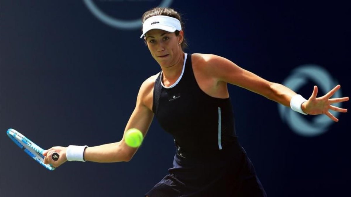 Muguruza golpea una derecha, ayer en Toronto.