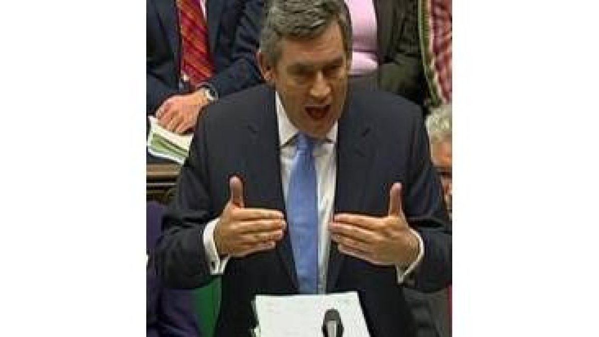 El primer ministro británico dando sus explicaciones en el Parlamento