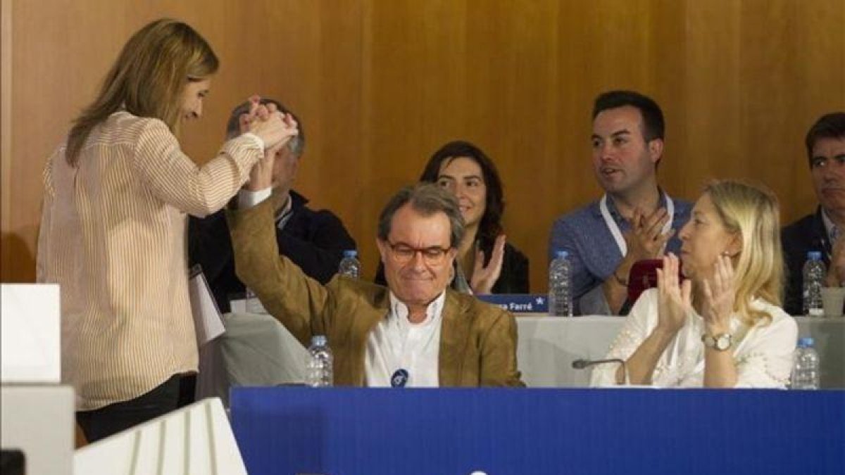 Artur Mas choca la mano con Marta Pascal tras intervenir en el Consell Nacional del PDECat este sábado en Barcelona.