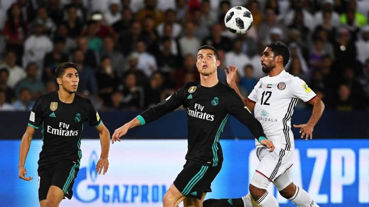 El delantero del Real Madrid Cristiano Ronaldo intenta crontrolar el balón ante el defensa del Al Jazira, Salim Rashid. DOKOUPIL