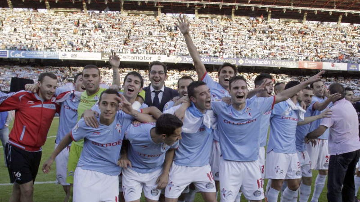 Los jugadores del Celta celebran su ansiado ascenso a Primera.