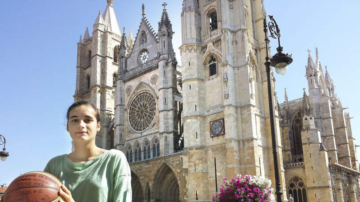 Ángela Salvadores delante de la Catedral