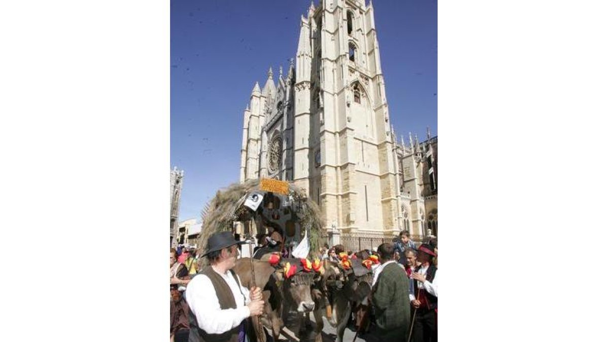 Un carro engalanado, frente a la catedral de León