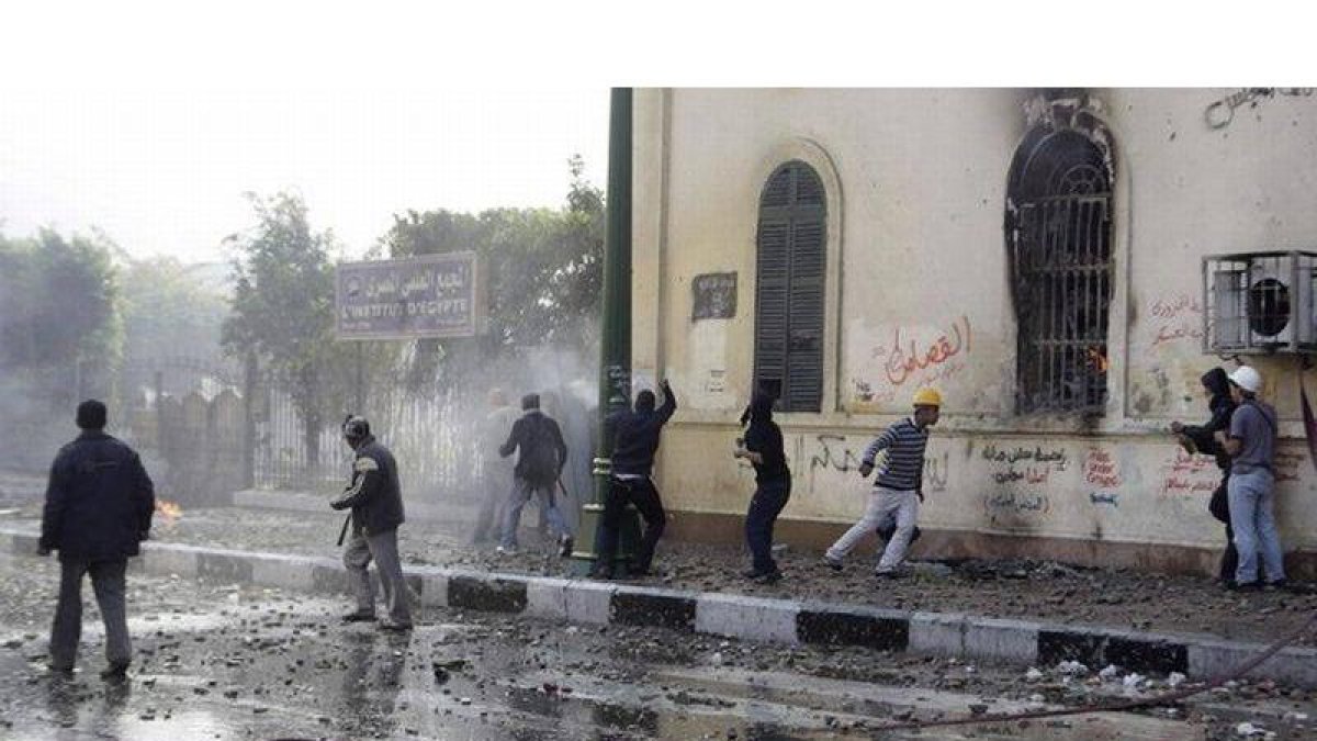 Los manifestantes lanzan piedras contra los soldados cerca de la plaza Tahrir.