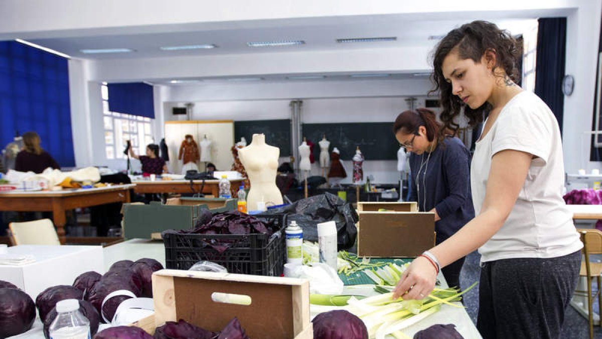 Los estudiantes han tenido que coser o pegar las hortalizas a la tela, en función del tipo de prenda. RAQUEL MANZANARES