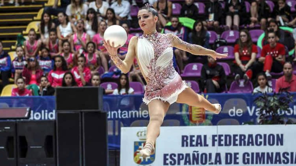 Carolina durante el ejercicio de pelota en el que sumó su cuarto oro. La leonesa no tuvo rivales en el Nacional.