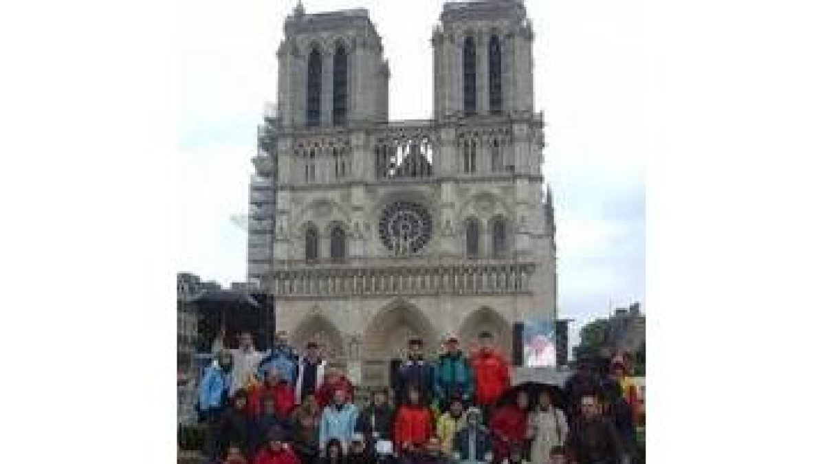 Los atletas bañezanos y sus familias posan ante la catedral de Notre Dame