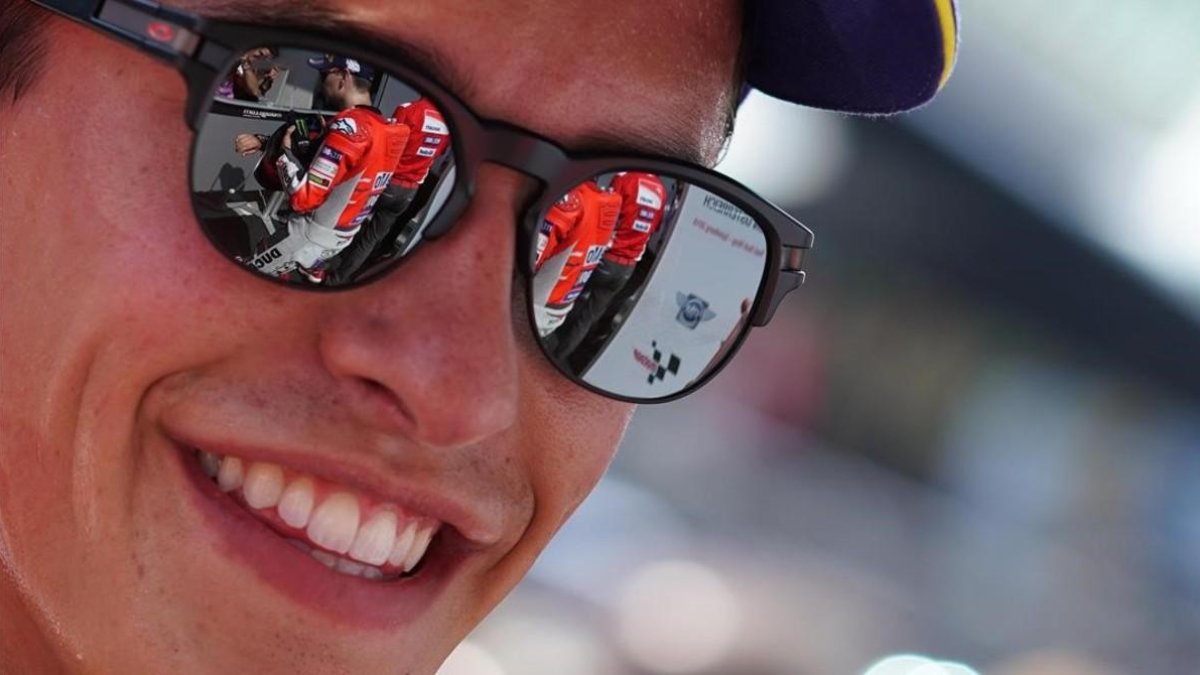 Jorge Lorenzo (Ducati) aparece reflejado en las gafas de Marc Márquez (Honda), en la parrilla de Spielberg (Austria). /