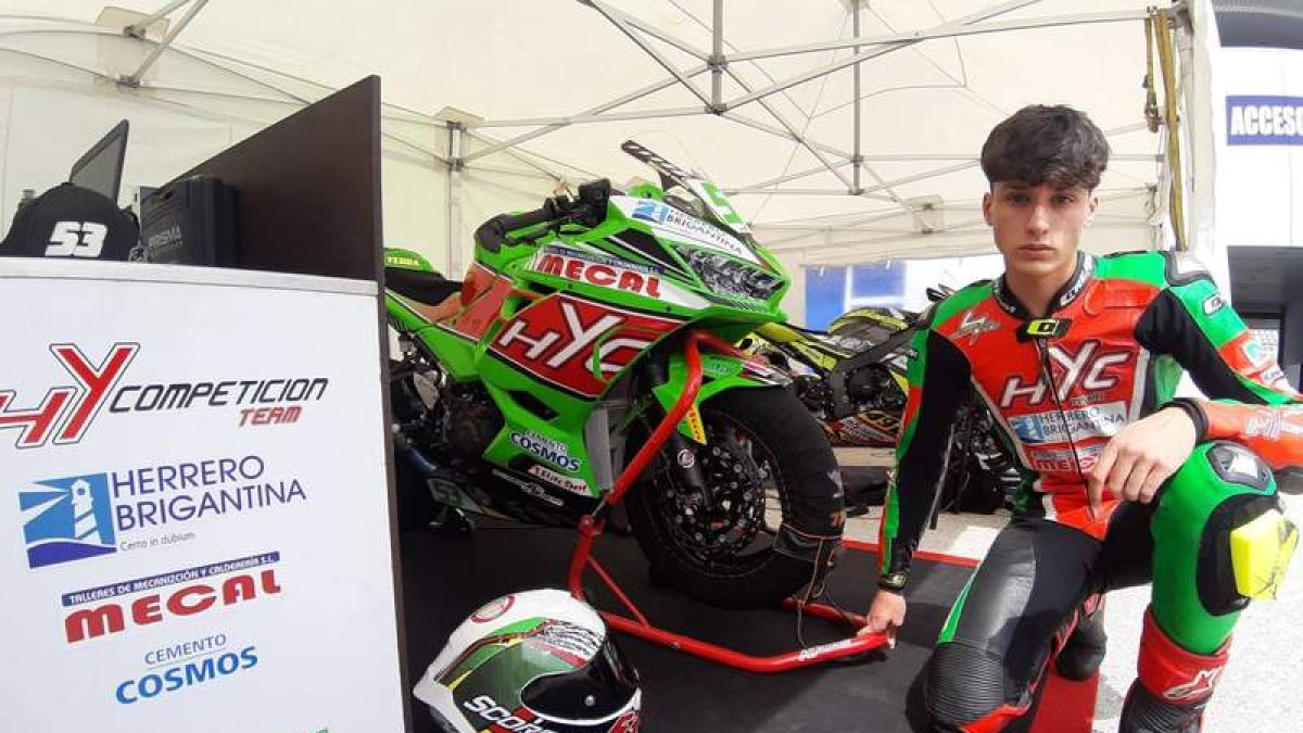 Héctor Yebra, junto a su moto ayer tras el último entrenamiento. DL